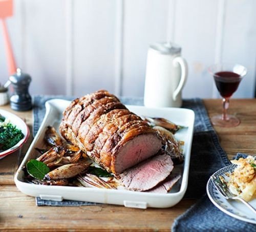 Roast beef with red wine & banana shallots